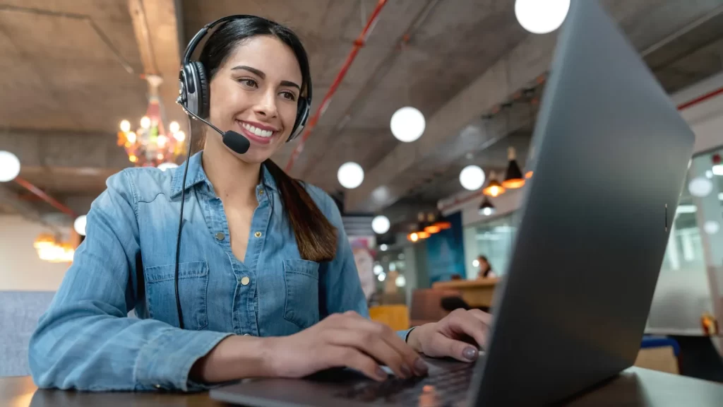 A customer retention specialist smiling while talking to a customer 