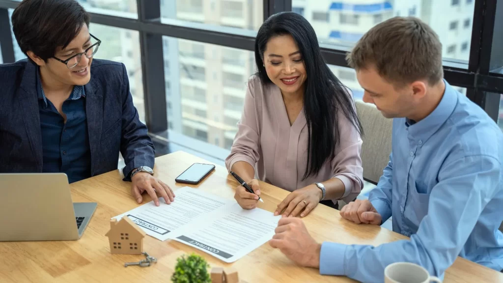 Mortgage brokers talking to an SEO professional for local SEO for mortgage brokers